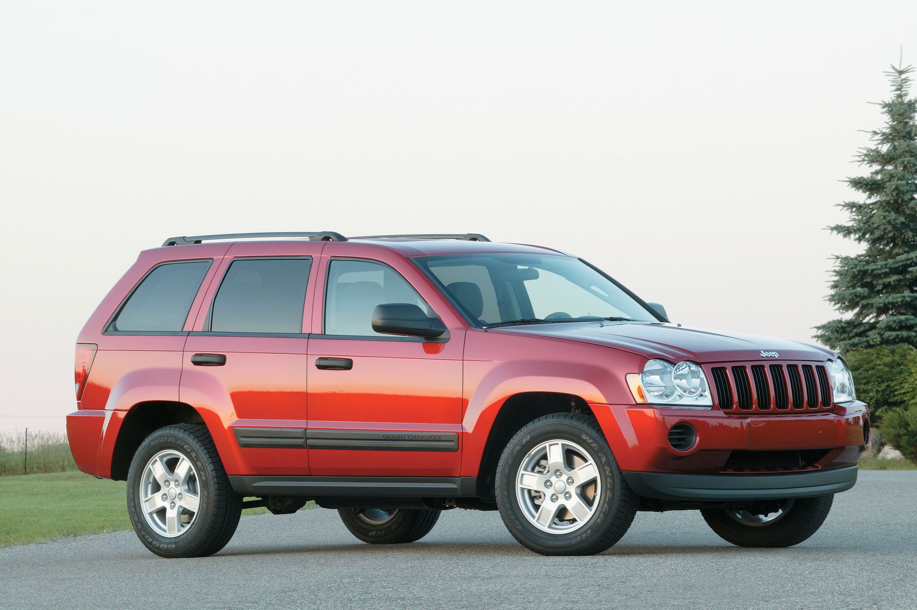 Джип Гранд Чероки 2004 года выпуска, 3 поколение, внедорожник 5 дв ...