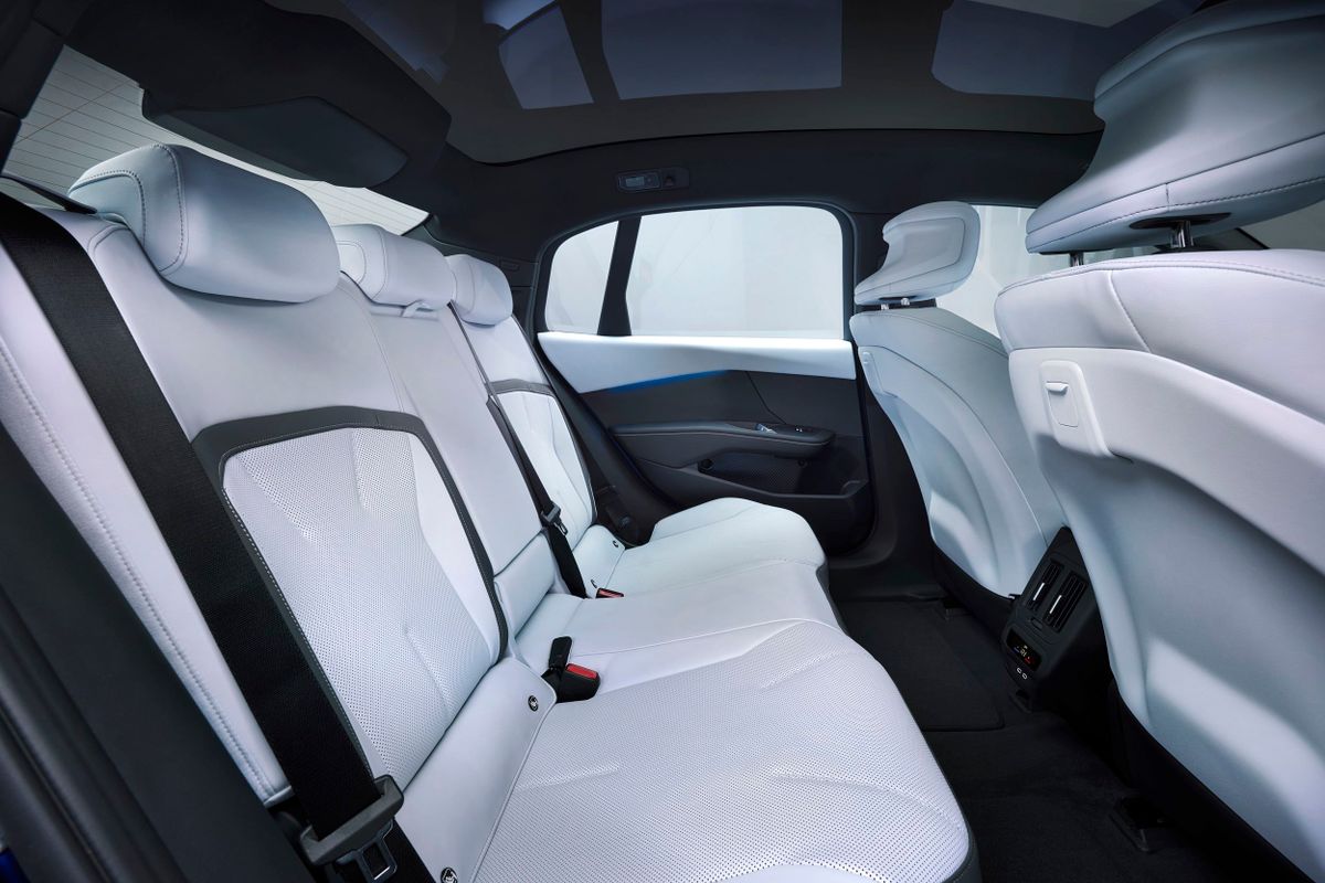 BMW i3. Задние сидения.