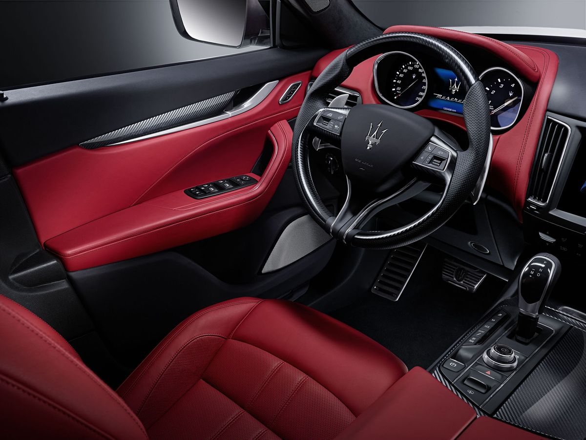 Maserati Levante 2016. Tableau de bord. VUS 5-portes, 1 génération