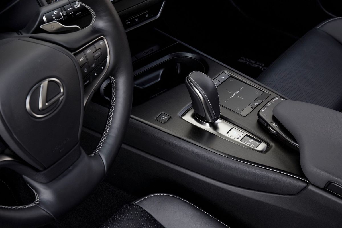 Lexus UX 2018. Console centrale. VUS 5-portes, 1 génération