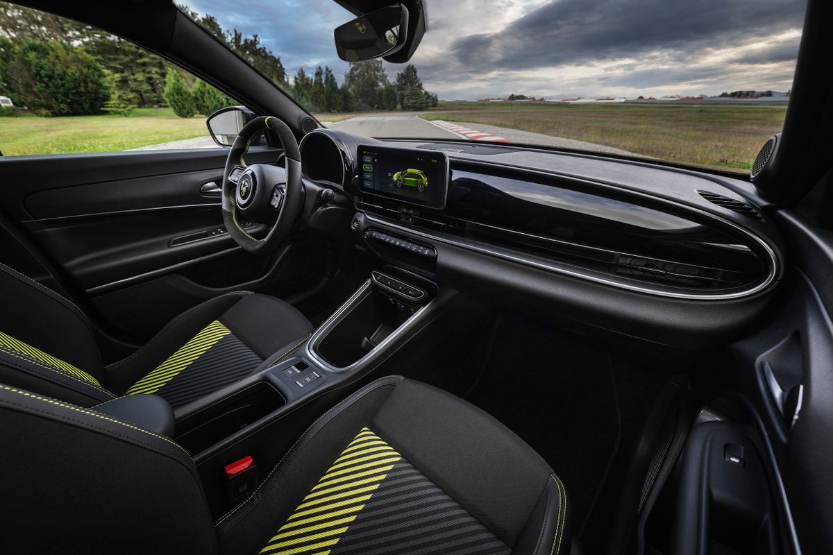 Abarth 600e 2024. Передние сидения. Хэтчбек 5 дв., 1 поколение