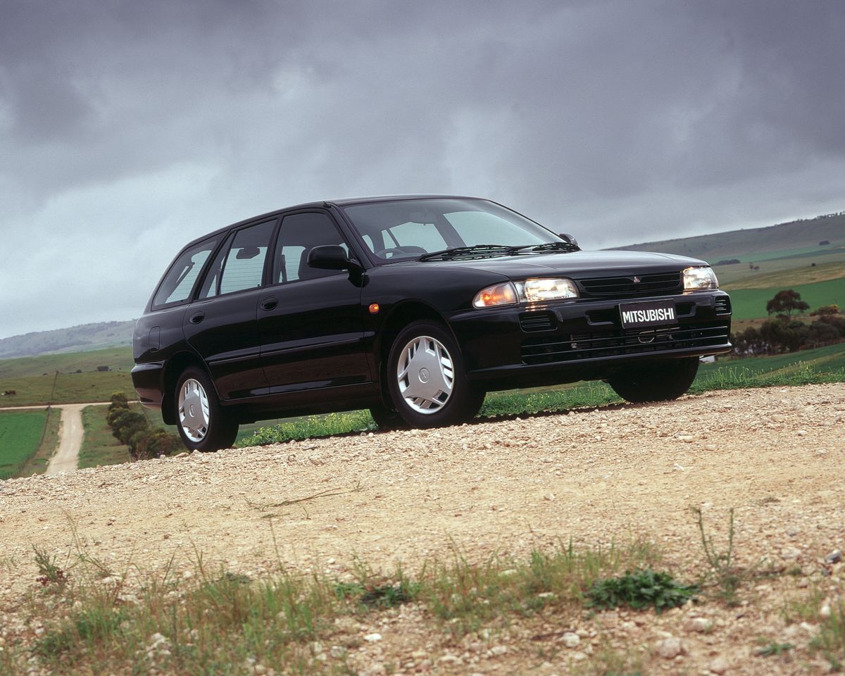 מיצובישי  לאנסר 1991. מרכב, צורה. סטיישן 5 דלתות, 7 דור