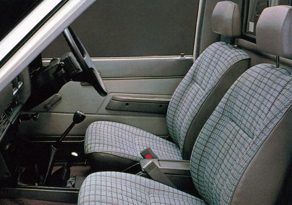 Toyota Hilux 1983. Siéges avants. 1 pick-up, 4 génération