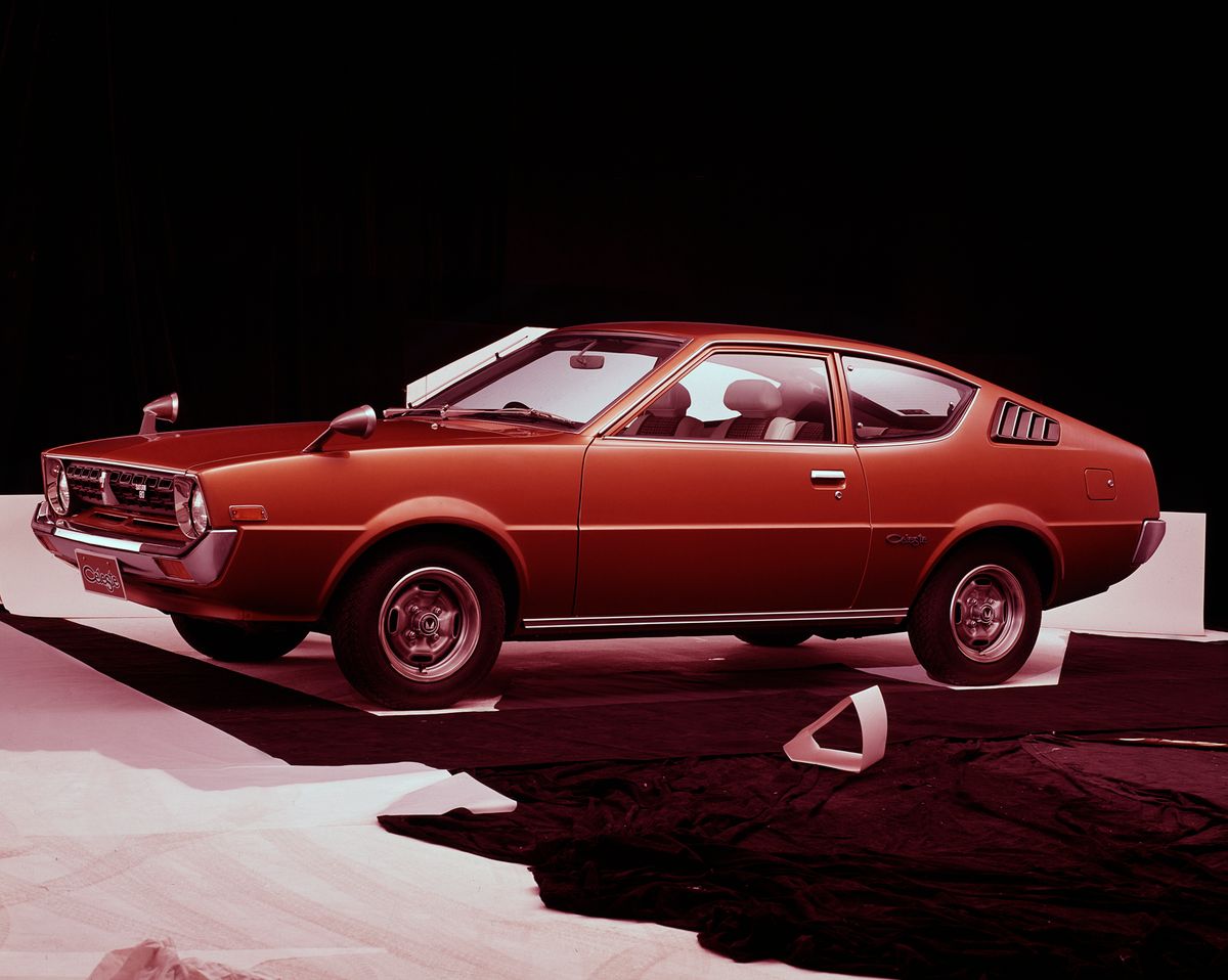 מיצובישי  סלסטה 1975. מרכב, צורה. האצ'בק 3 דלתות, 1 דור