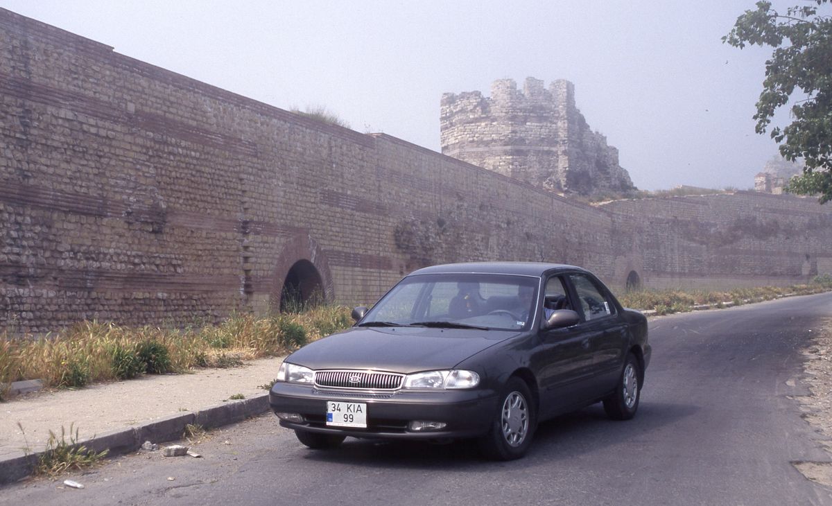 קיה קלארוס 1996. מרכב, צורה. סדאן, 1 דור