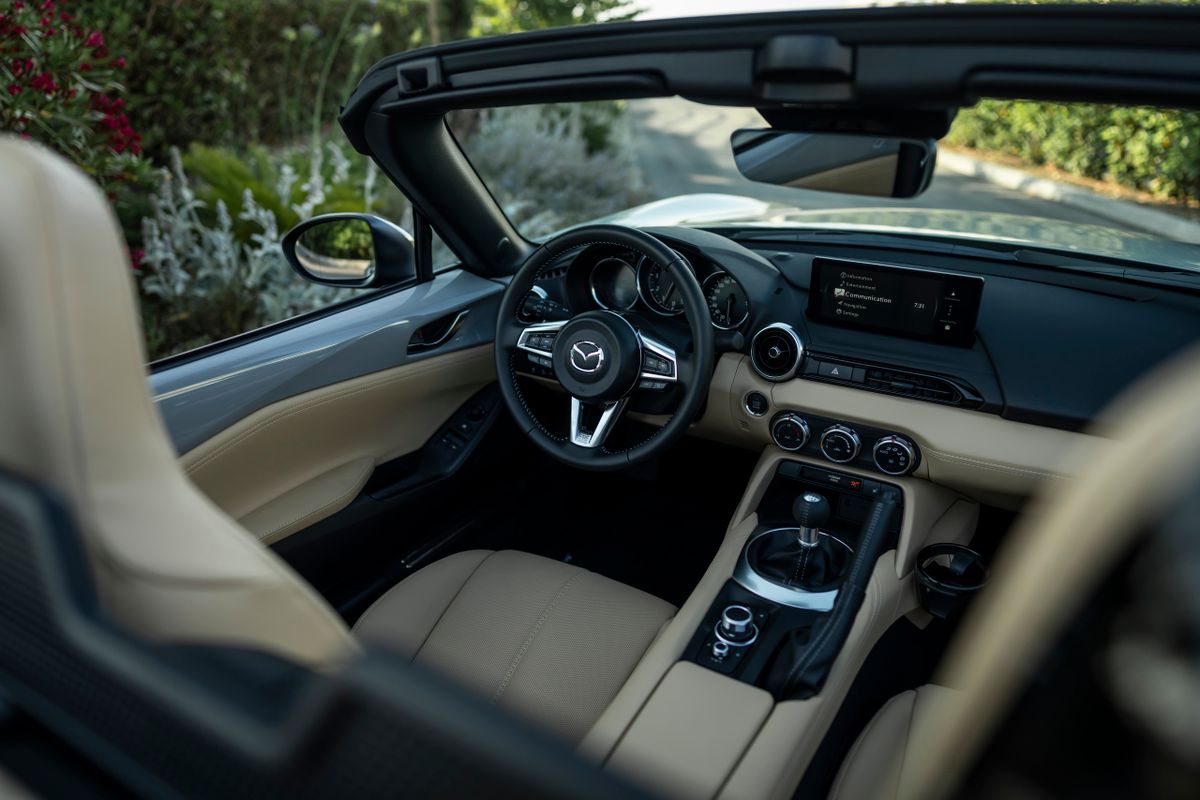 Mazda MX-5. Передние сидения.