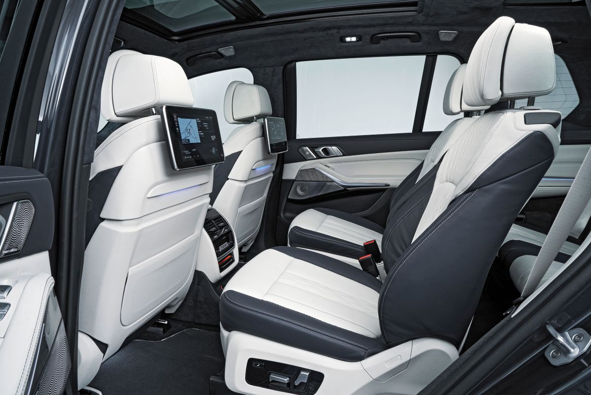بي إم دبليو X7 2018. المقاعد الخلفية. SUV ٥ أبواب, 1 الجيل