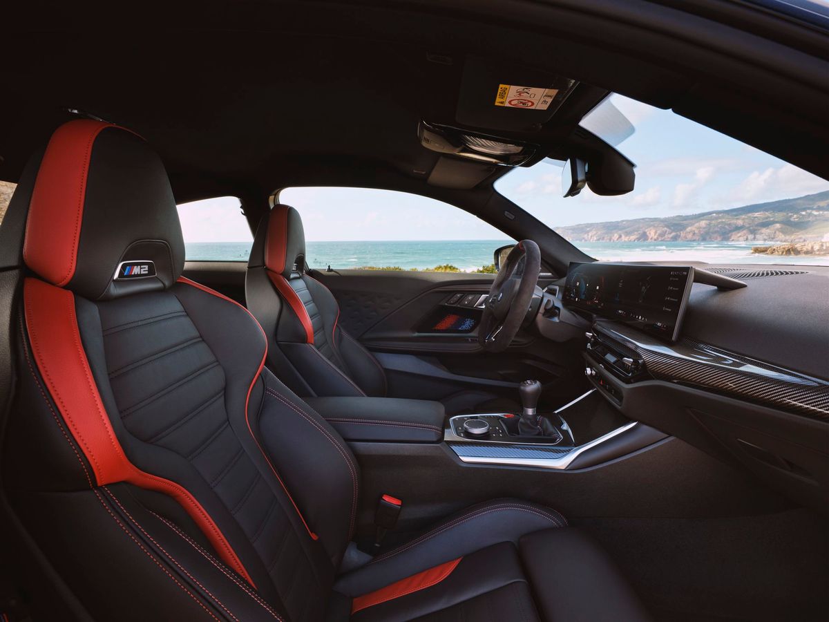 BMW M2. Передние сидения.