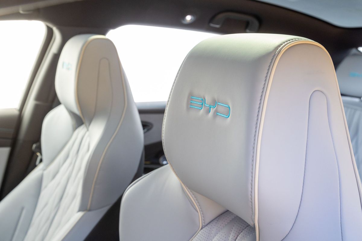 BYD Seal 2024. Передние сидения. Седан, 1 поколение, рестайлинг