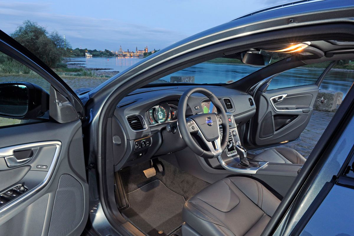 Volvo V60 Cross Country 2015. Front seats. Estate 5-door, 1 generation