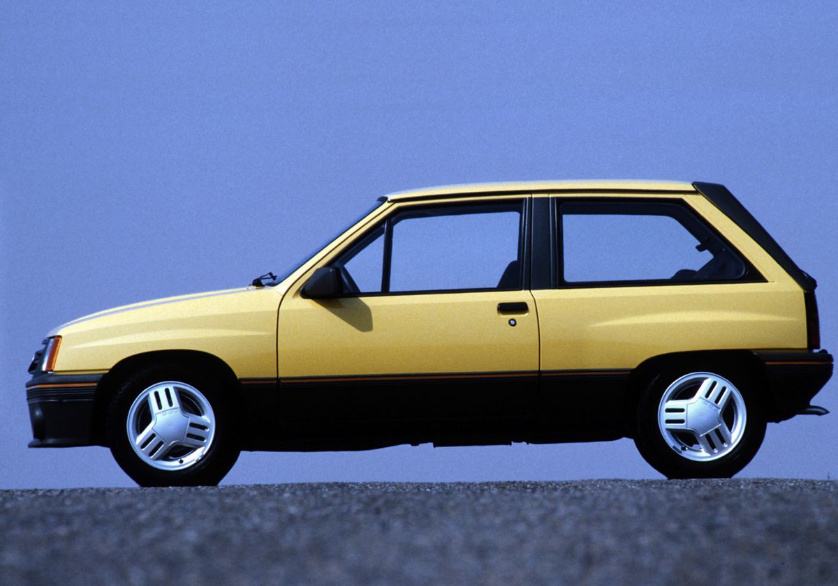 אופל קורסה ‏1982. מרכב, צורה. מיני 3 דלתות, 1 דור
