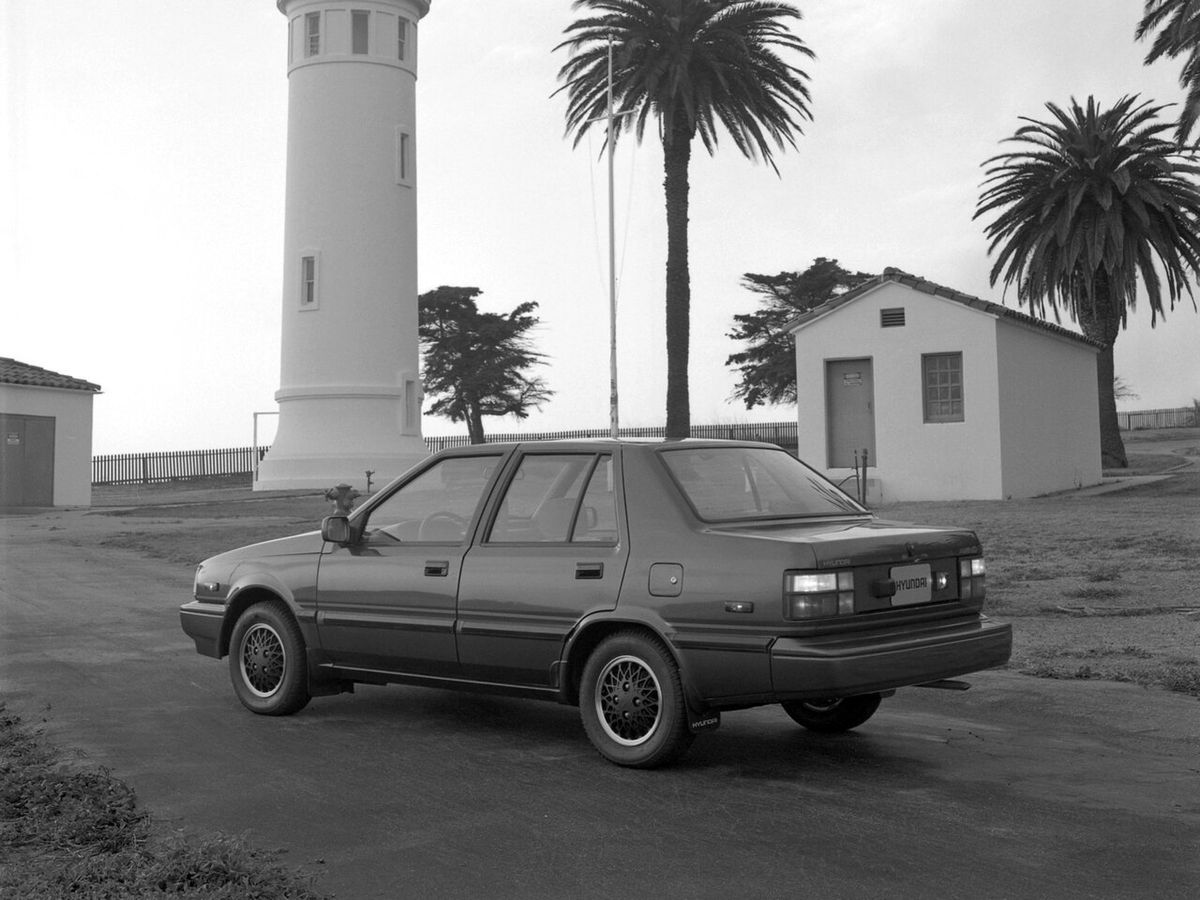 יונדאי פוני 1985. מרכב, צורה. סדאן, 3 דור