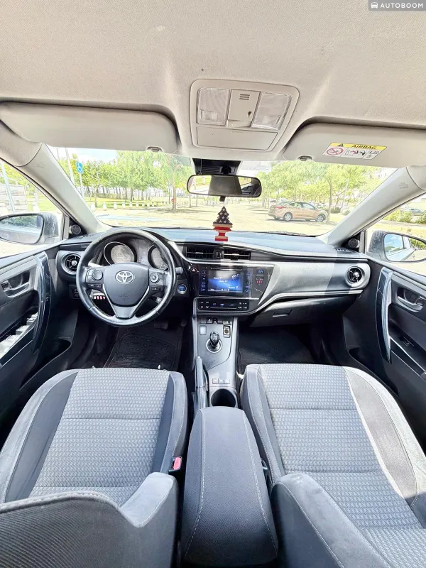 Toyota Auris 2nd hand, 2017