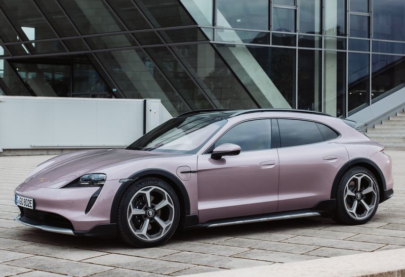 Porsche Taycan розовый металлик