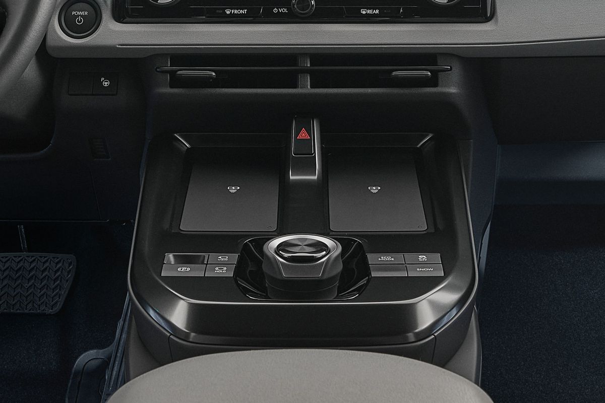 Toyota C-HR Plus 2025. Центральная консоль. SUV 5 дв., 1 поколение