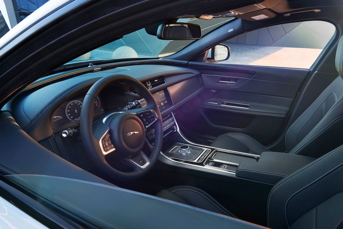 Jaguar XF 2015. Siéges avants. Berline, 2 génération