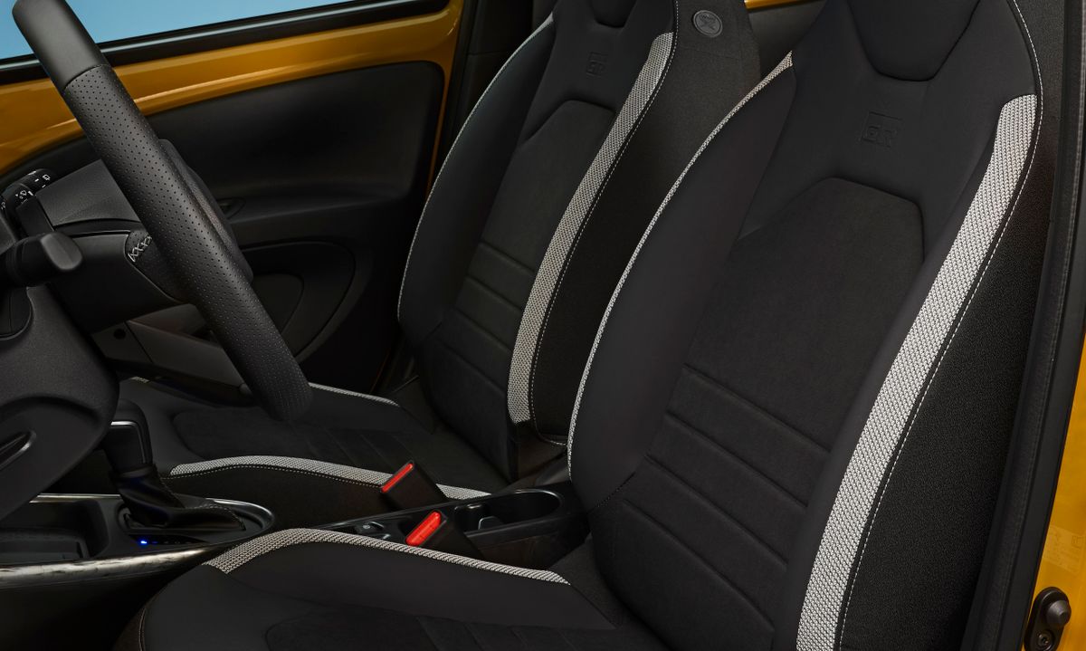 Toyota Aygo 2025. Передние сидения. Мини 5 дверей, 3 поколение, рестайлинг