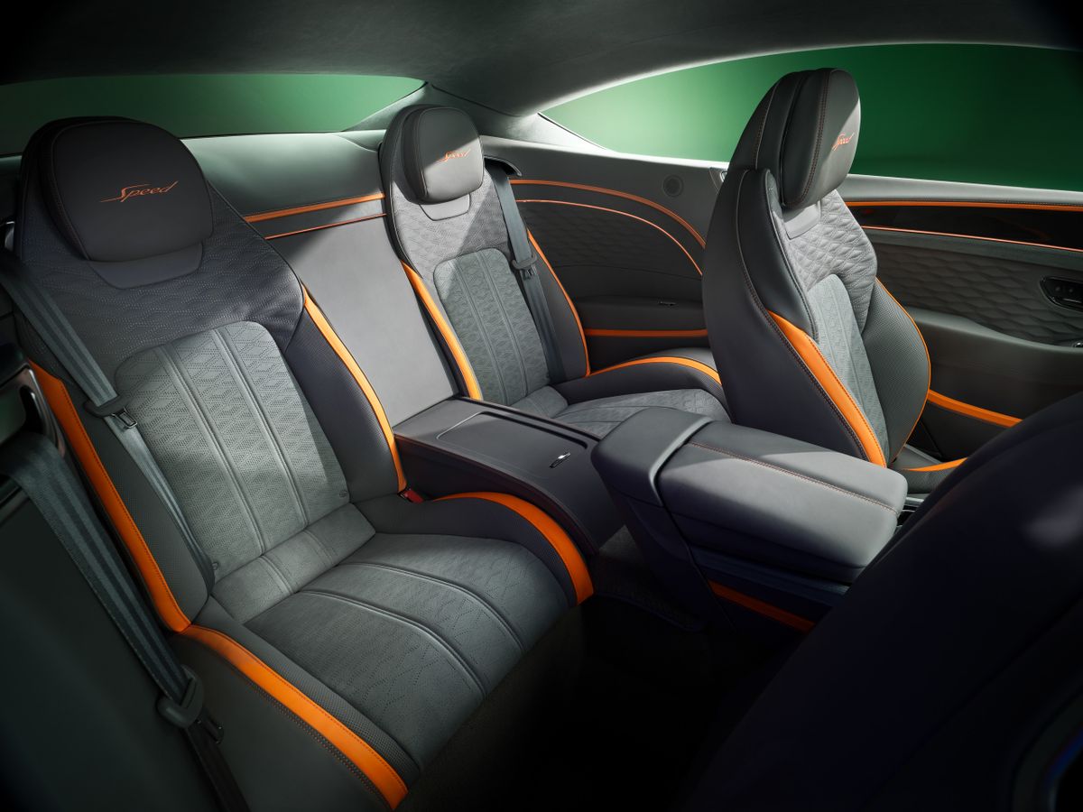 Bentley Continental GT 2024. Задние сидения. Купе, 4 поколение