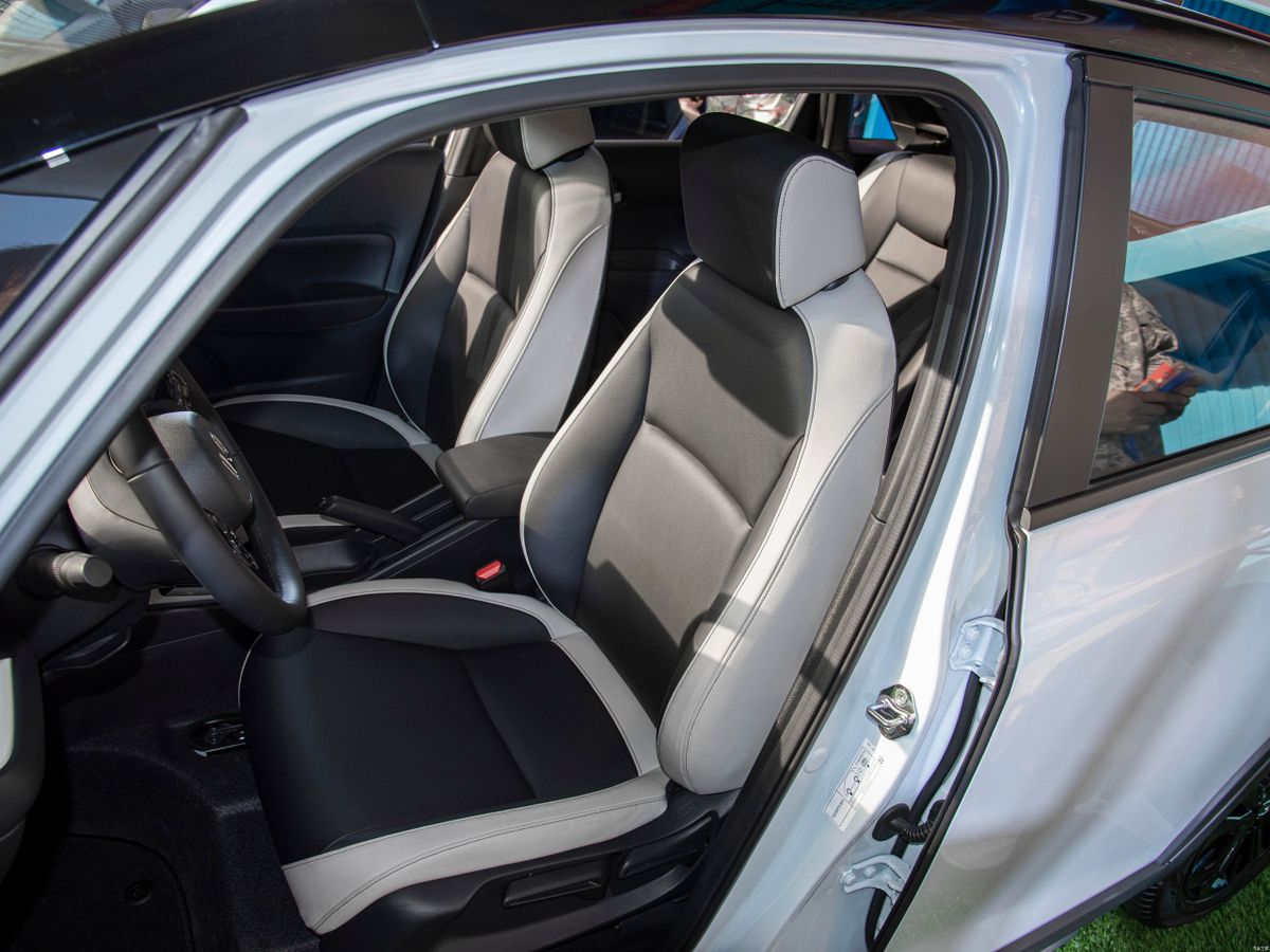 Хонда Джаз Кросстар 2023. Передние сидения. Мини 5 дверей, 1 поколение, рестайлинг