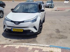 Toyota C-HR, 2017, photo