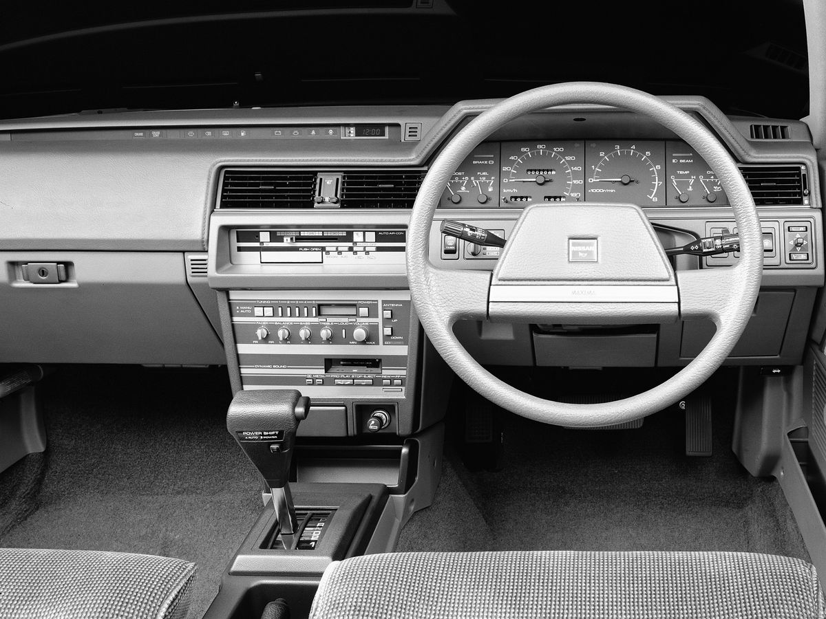 Nissan Bluebird Maxima 1984. Tableau de bord. Berline sans pilier central, 2 génération