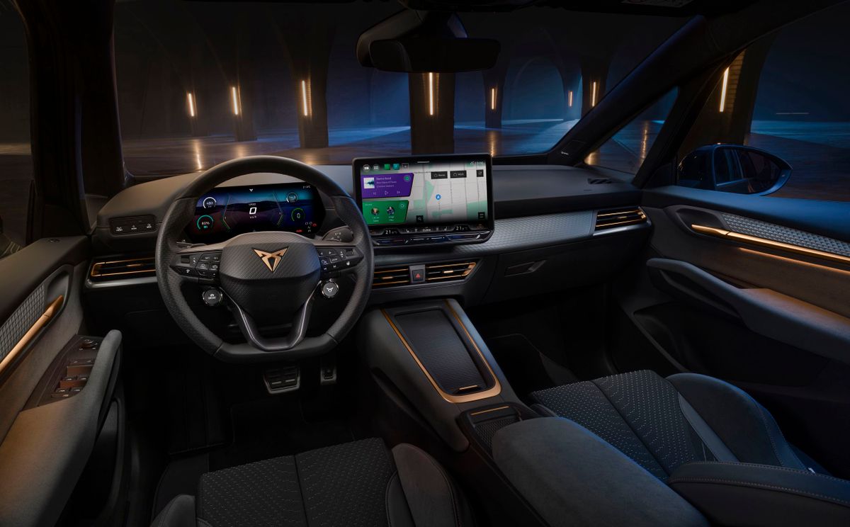 Cupra Born. Передние сидения.