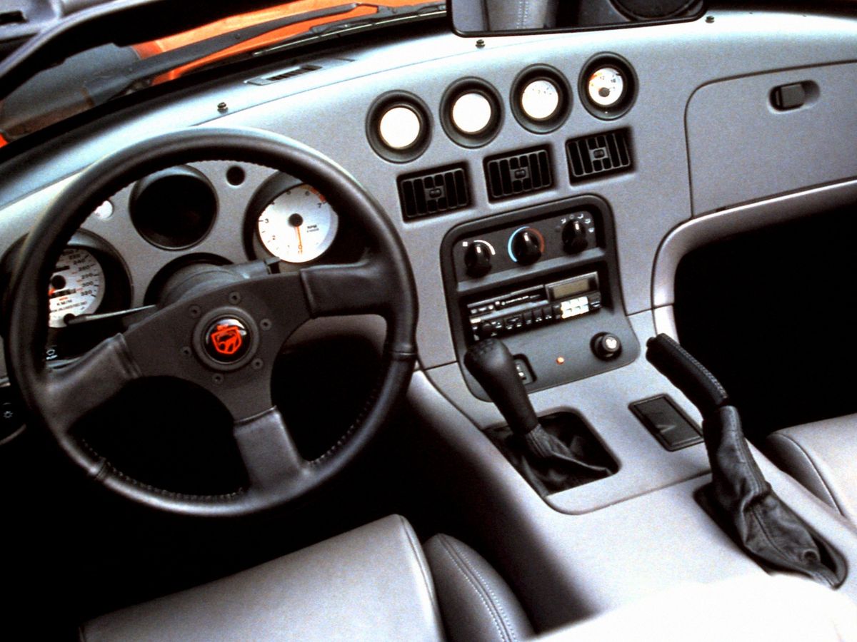 Крайслер Вайпер 1992. Панель приборов. Кабриолет, 1 поколение