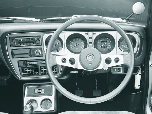 داتسون شيري 1974. لوحة الأجهزة. سيدان بابين, 2 الجيل