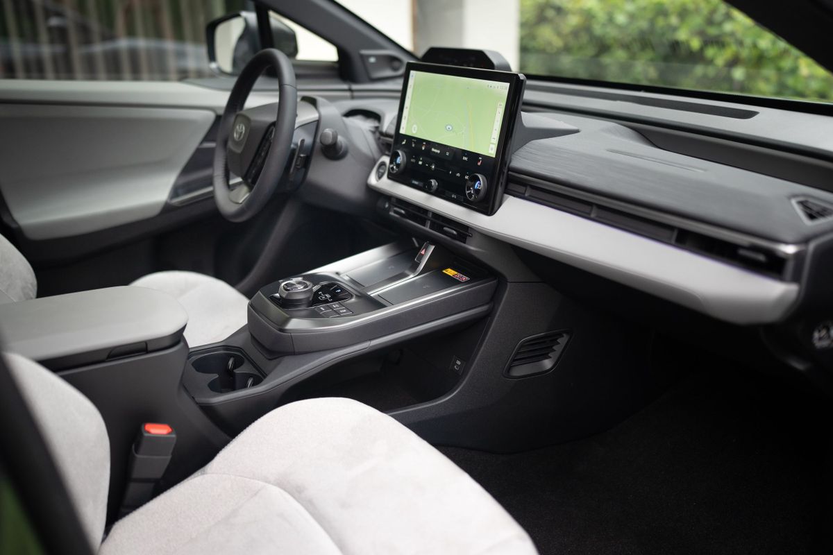 Toyota C-HR Plus 2025. Передние сидения. SUV 5 дв., 1 поколение