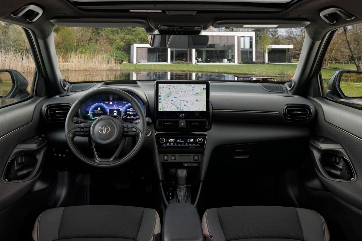 Toyota Yaris Cross. Передние сидения.