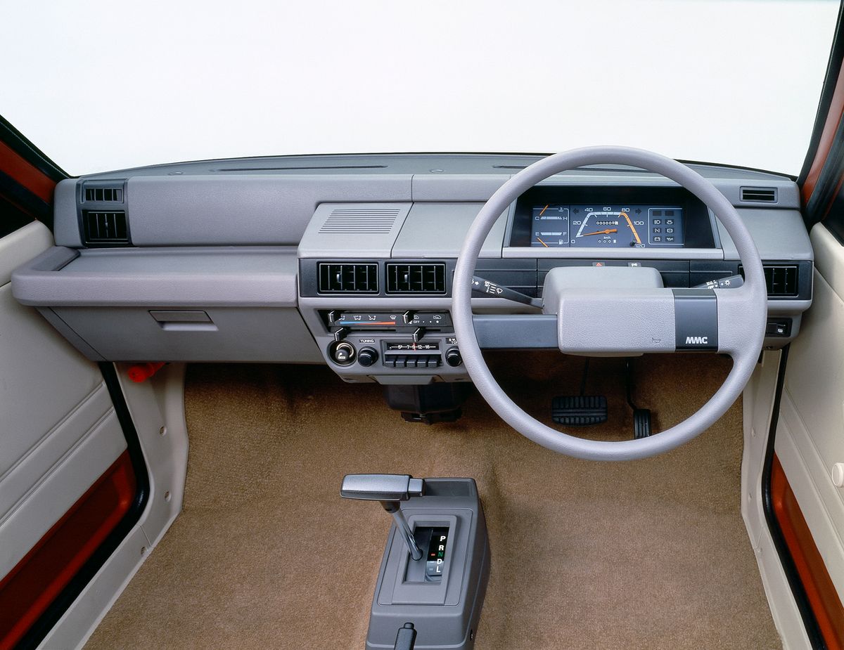 Mitsubishi Minica 1984. Tableau de bord. Mini 5-portes, 5 génération