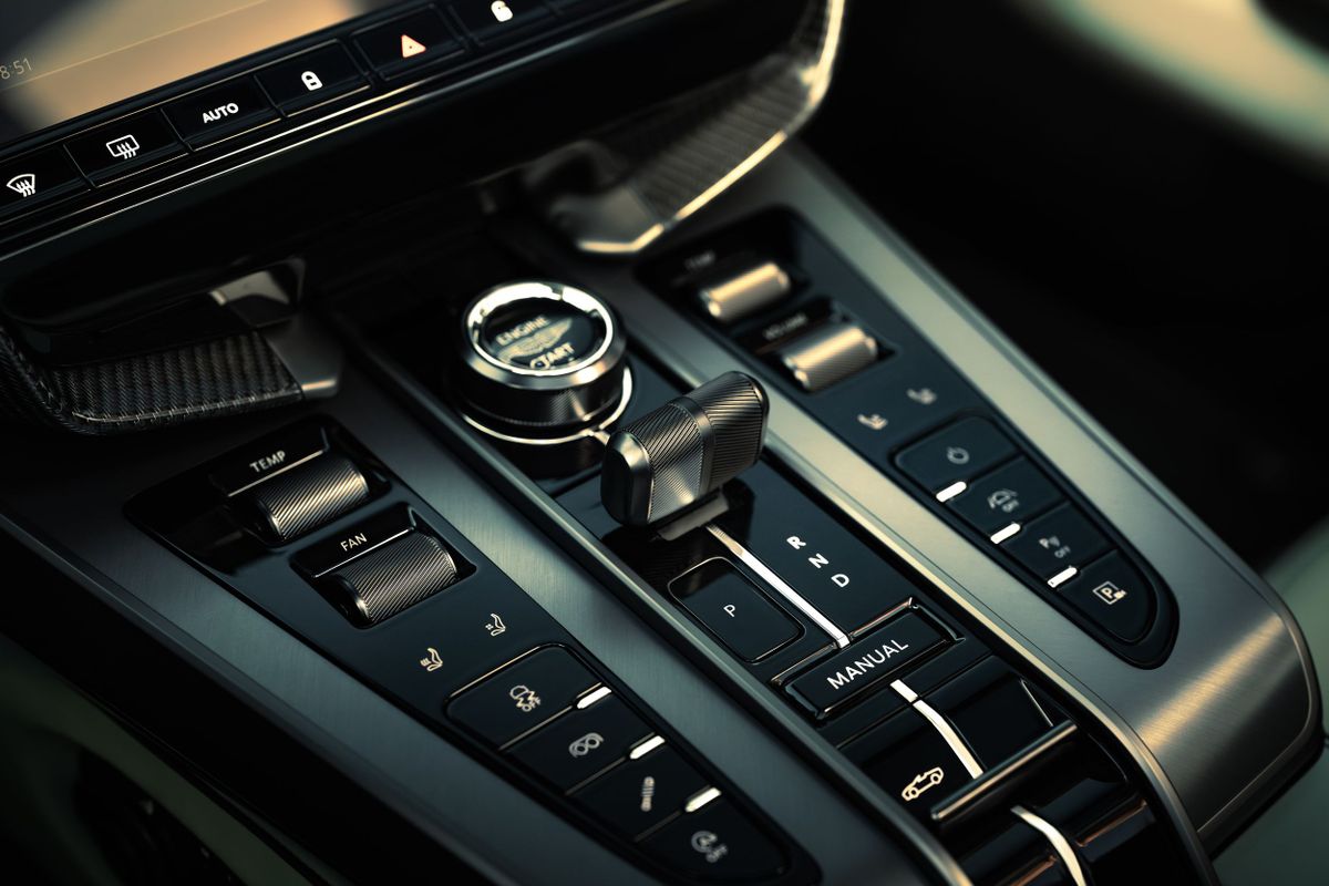 Aston Martin Vanquish 2024. Центральная консоль. Кабриолет, 3 поколение