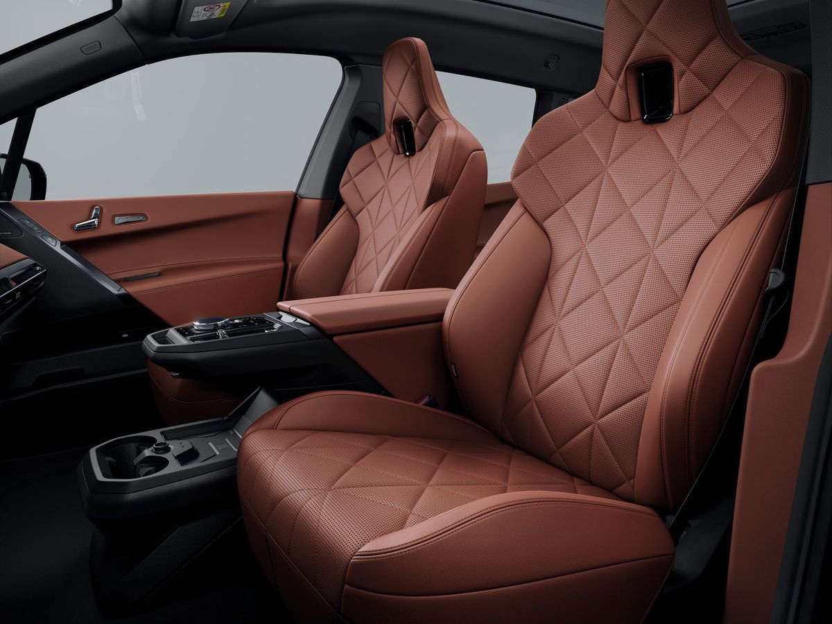 BMW iX 2025. Передние сидения. Внедорожник 5 дв., 1 поколение, рестайлинг