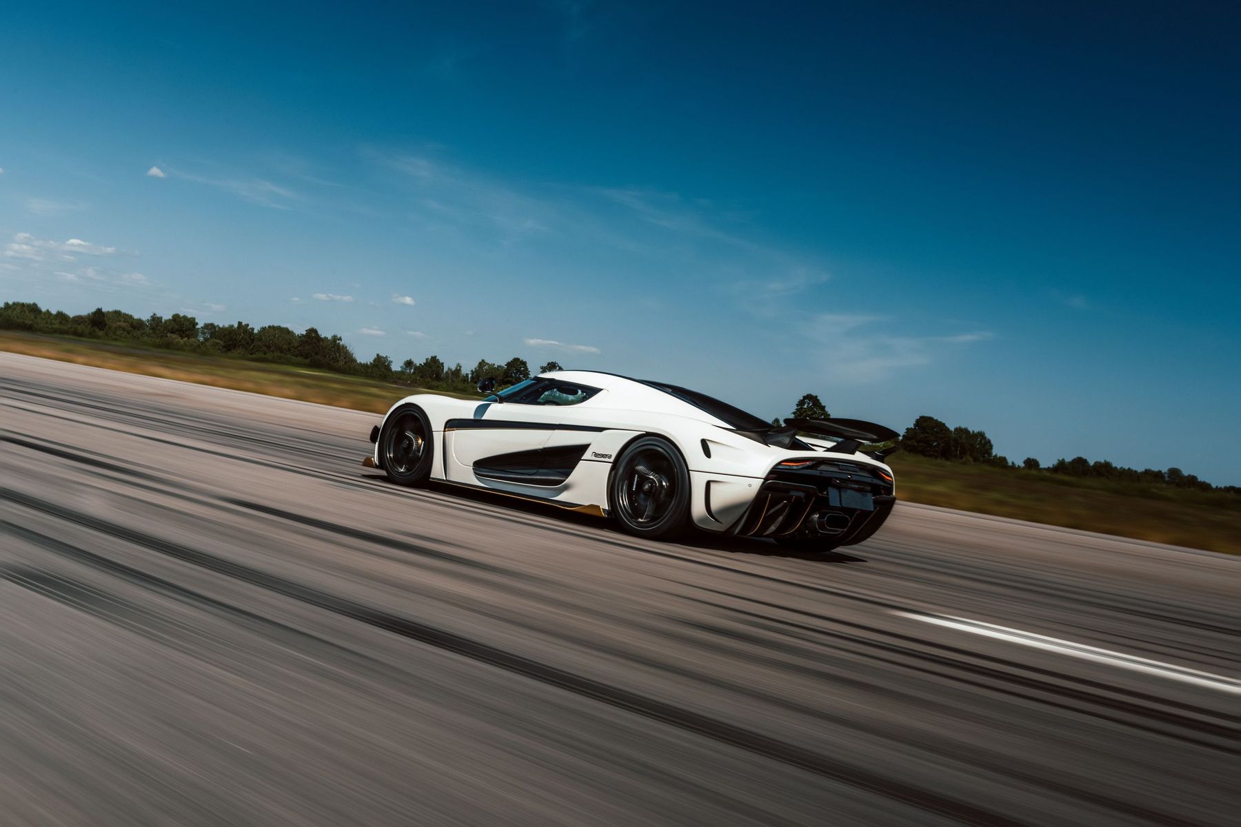 Koenigsegg Agera RS на фоне осени