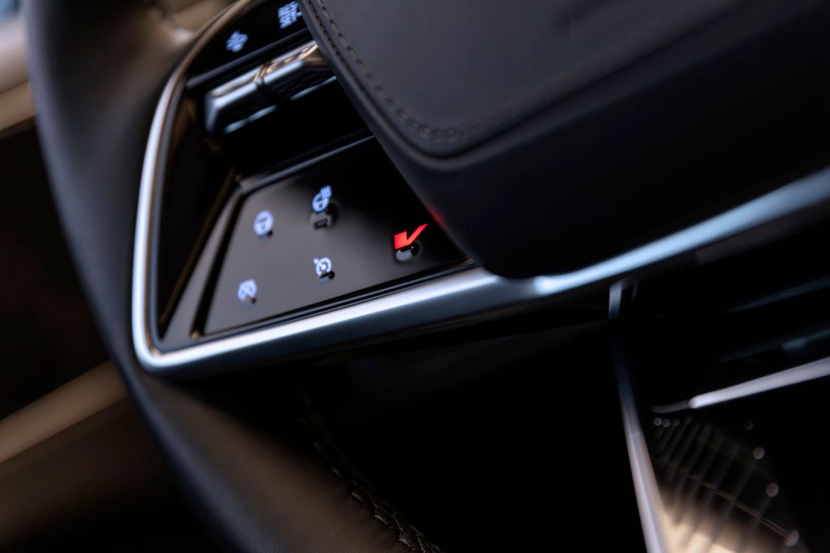Cadillac Lyriq. Руль.