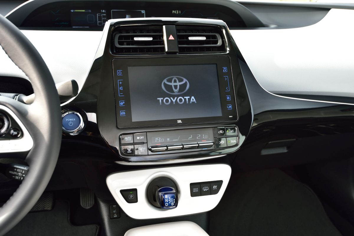 Toyota Prius Plug-In 2016. Multimédia. Liftback, 4 génération