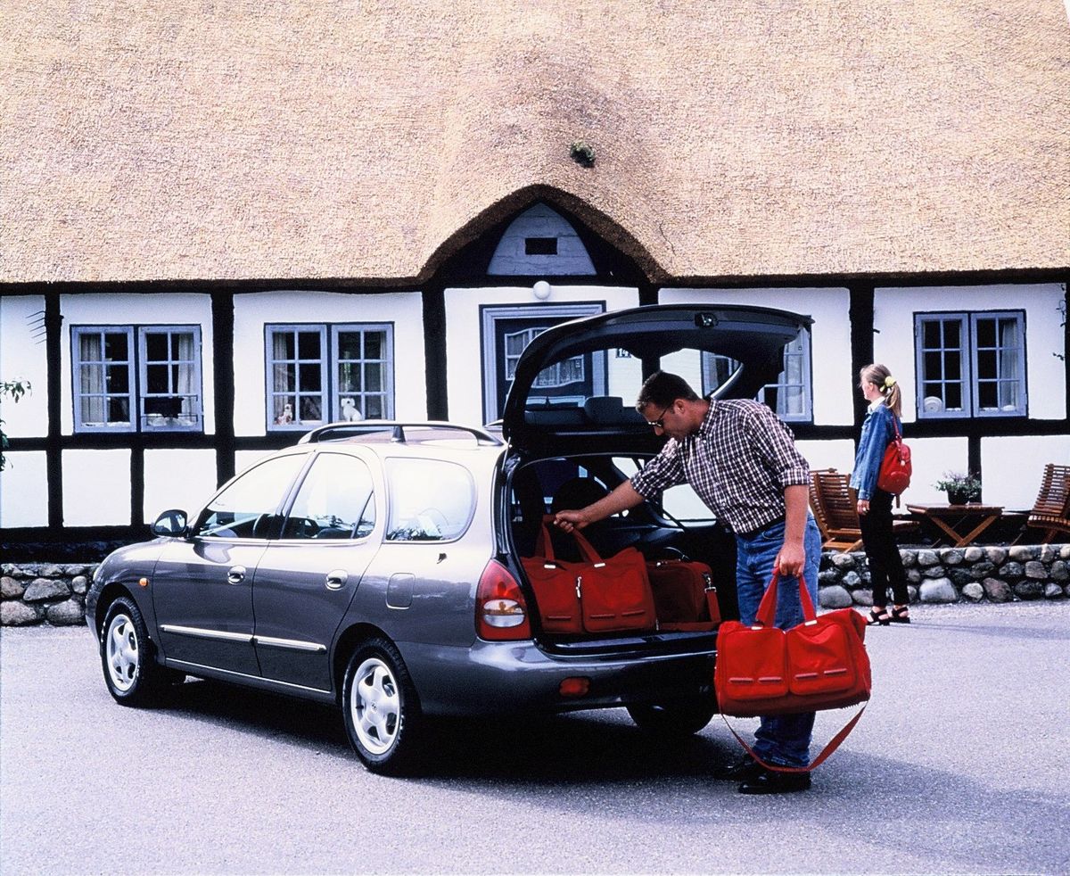 יונדאי לאנטרה 1998. מרכב, צורה. סטיישן 5 דלתות, 2 דור, שדרוג
