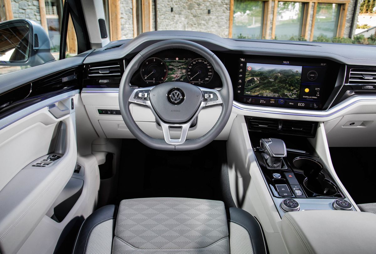Volkswagen Touareg 2018. Dashboard. SUV 5-doors, 3 generation