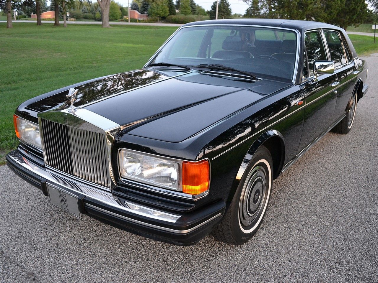 Royce silver spirit. Роллс Ройс Сильвер. Rolls Royce Silver Spirit 1987. Rolls-Royce Silver Spirit 1983. Ролч Ролс саирит Сильвер.