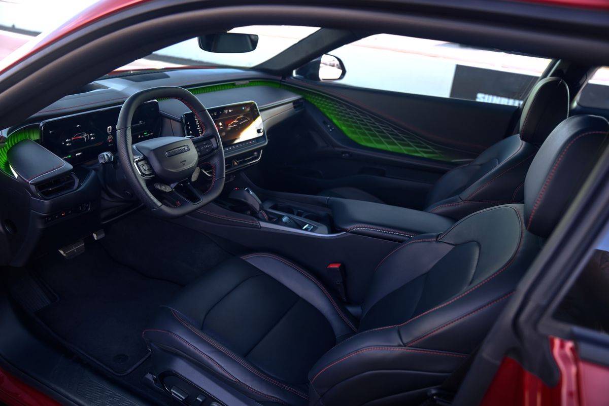 Dodge Charger 2024. Передние сидения. Купе, 7 поколение