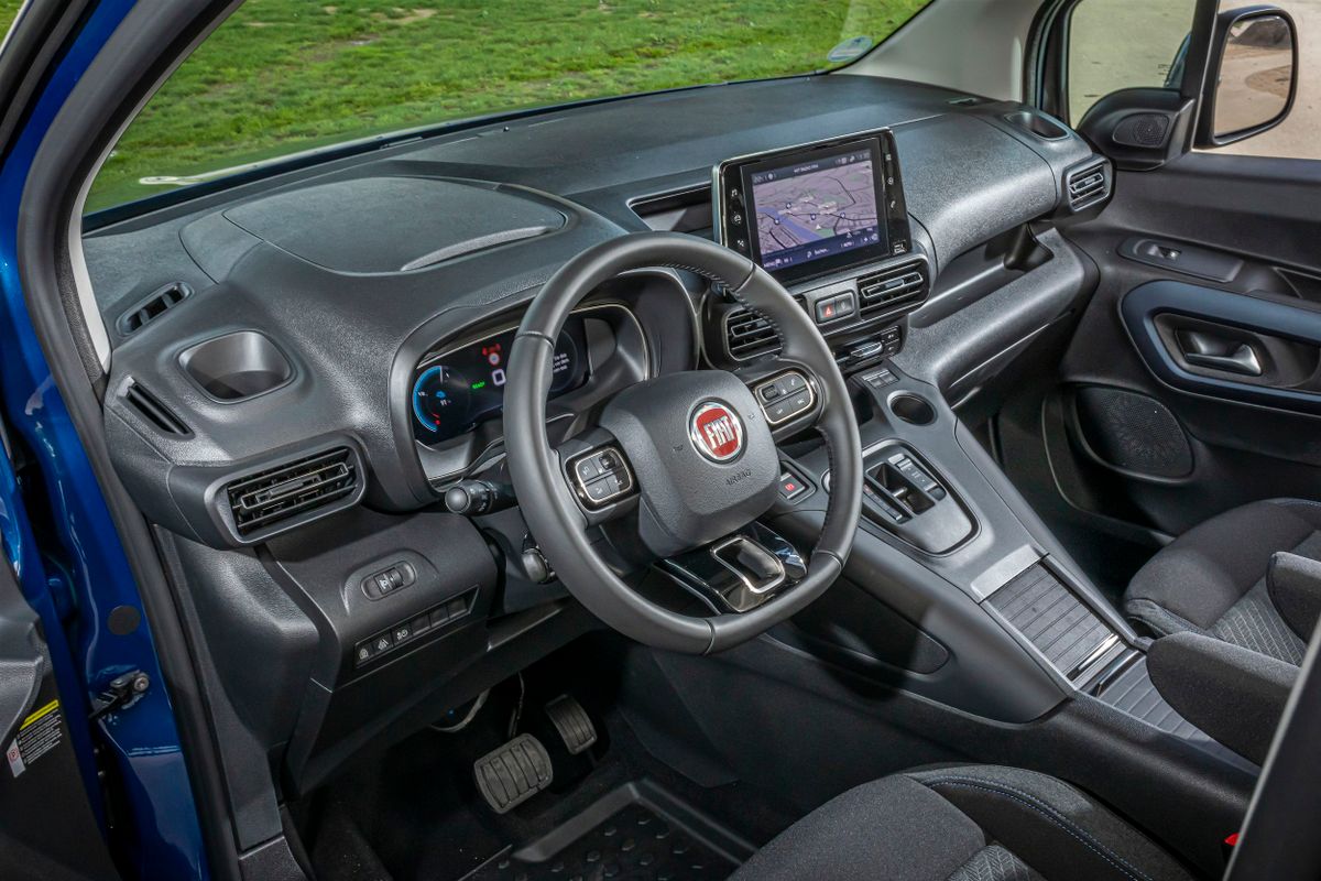 Fiat Doblo 2022. Siéges avants. Compact Van, 3 génération