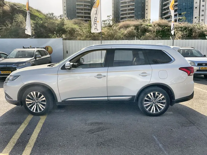 Mitsubishi Outlander 2nd hand, 2020