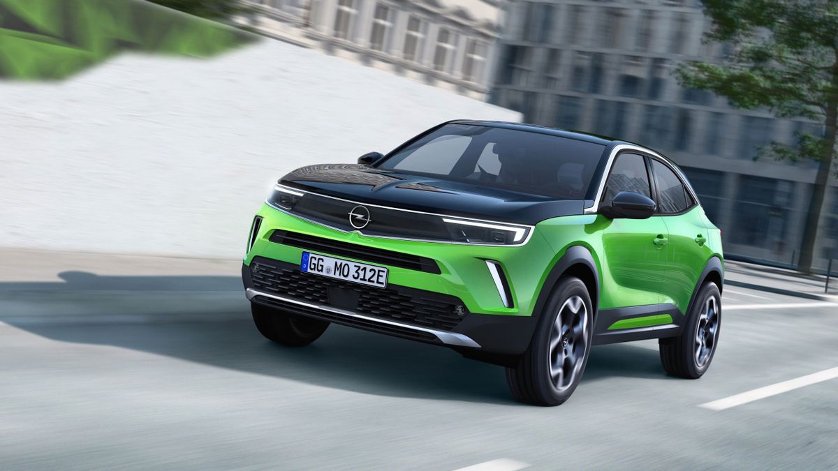 Opel Mokka-e. Green and new, outside and inside —