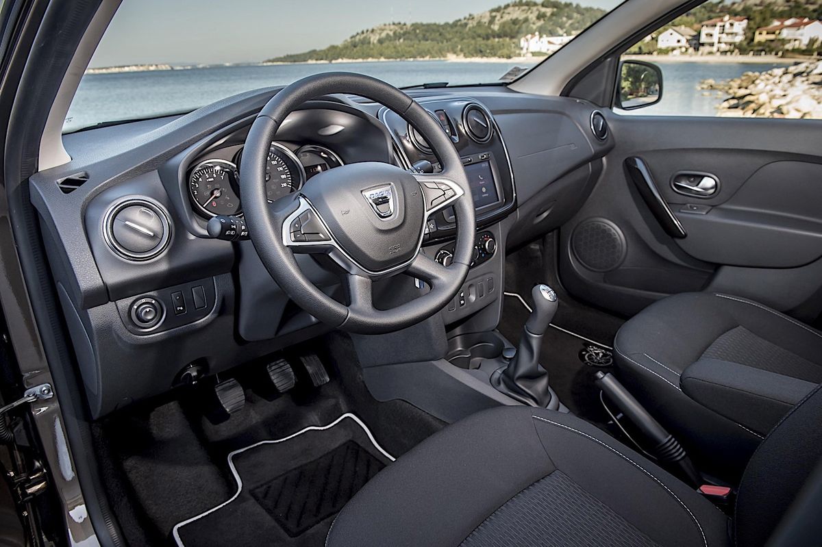 Dacia Sandero 2016. Siéges avants. Mini 5-portes, 2 génération, restyling