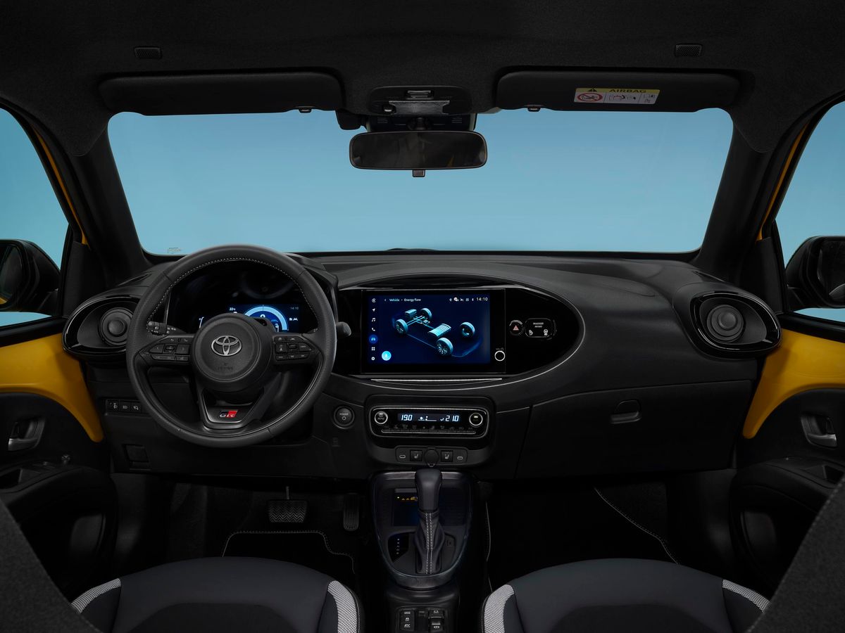 Toyota Aygo 2025. Передние сидения. Мини 5 дверей, 3 поколение, рестайлинг