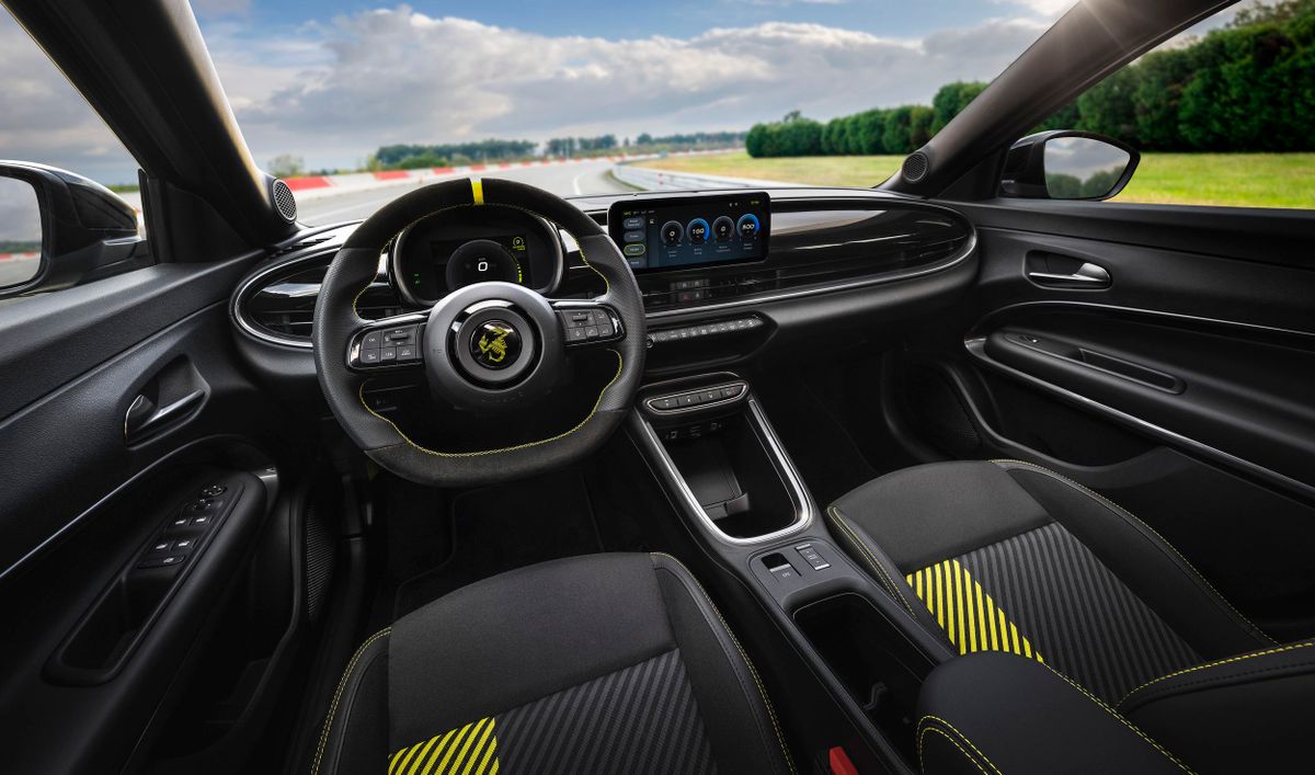 Abarth 600e 2024. Передние сидения. Хэтчбек 5 дв., 1 поколение