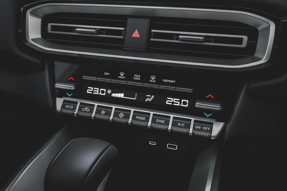 Mitsubishi Destinator 2025. Центральная консоль. Внедорожник 5 дв., 1 поколение