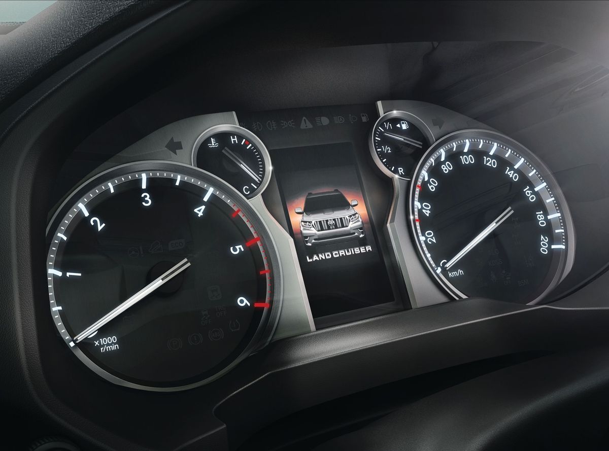 Toyota Land Cruiser 2017. Tableau de bord. VUS 5-portes, 4 génération, restyling 2