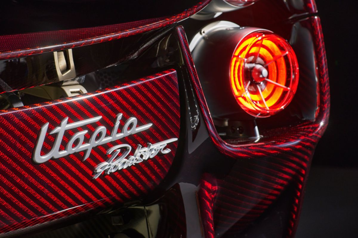 Pagani Utopia 2024. Задние фонари. Родстер, 1 поколение