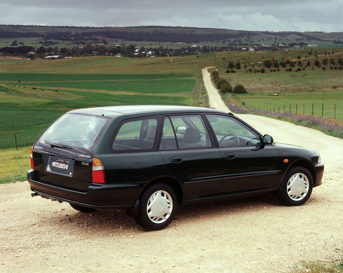 מיצובישי  לאנסר 1991. מרכב, צורה. סטיישן 5 דלתות, 7 דור